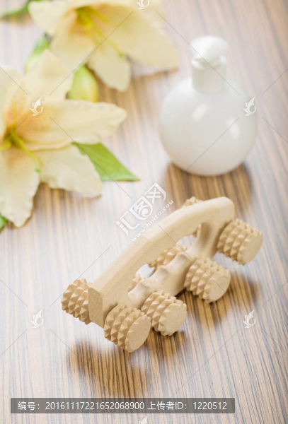 圓瓶按摩器和花