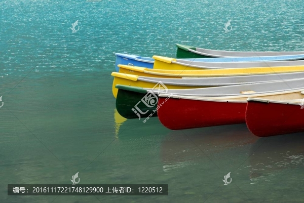 莫林湖上的獨木舟；