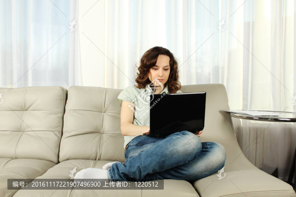 女孩用的筆記本電腦