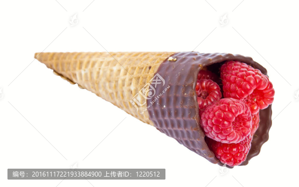 白色背景上的覆盆子冰淇淋錐。