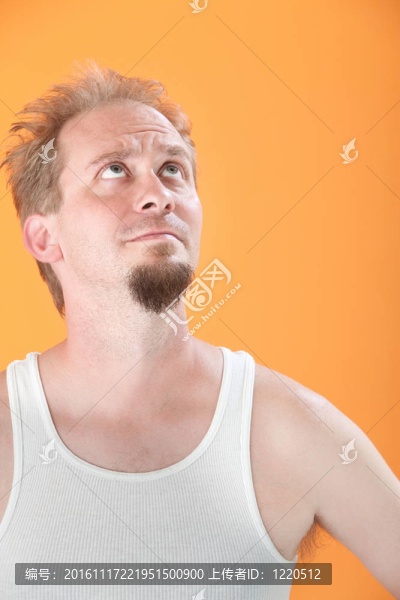 男人看了一下