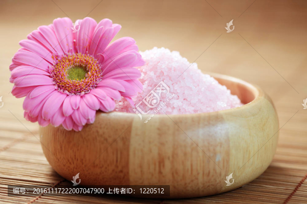 粉紅色的沐浴鹽