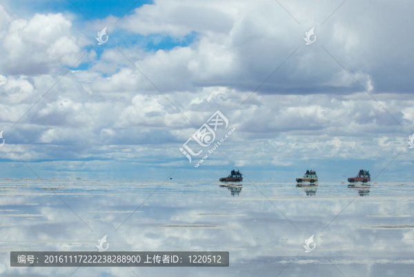 在鹽湖烏尤尼鹽湖吉普車；玻利維亞