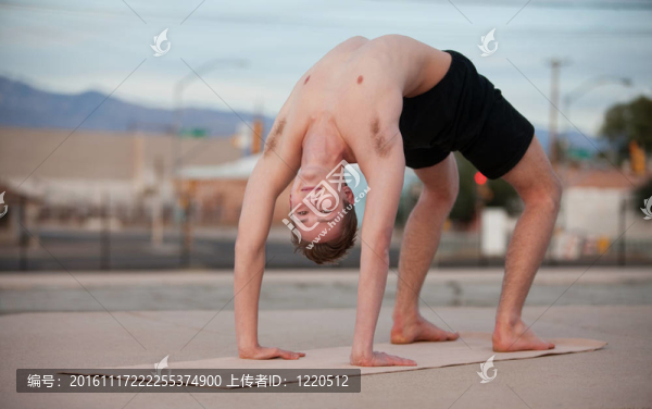 人在瑜伽姿勢