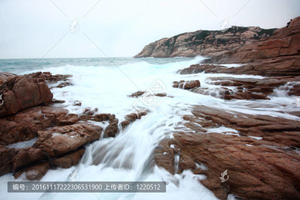 美麗的海景。日落時(shí)的大海和巖石。天然成分。