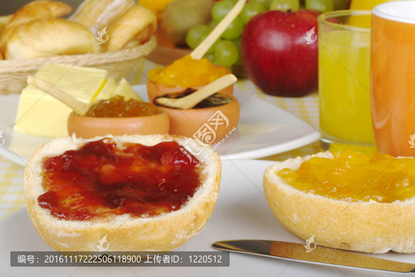 橘子汁果醬早餐；咖啡和水果