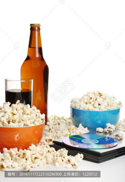 在家的電影之夜：爆米花；飲料；啤酒和DVD