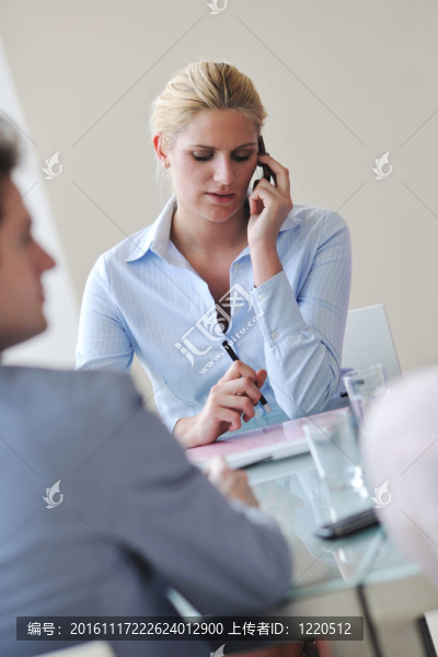 年輕女人說(shuō)話(huà)的手機(jī)業(yè)務(wù)達(dá)到