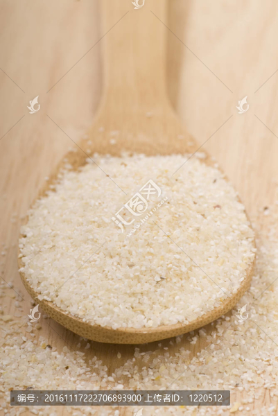 在一個(gè)木勺子鮮糝