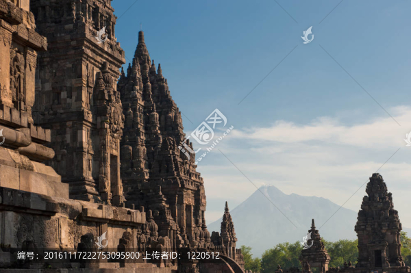 普蘭班南寺廟與默拉皮火山；java；印度尼西亞