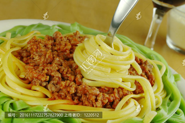 白色和綠色的意大利面肉醬和意大利面裹上叉（選擇重點）