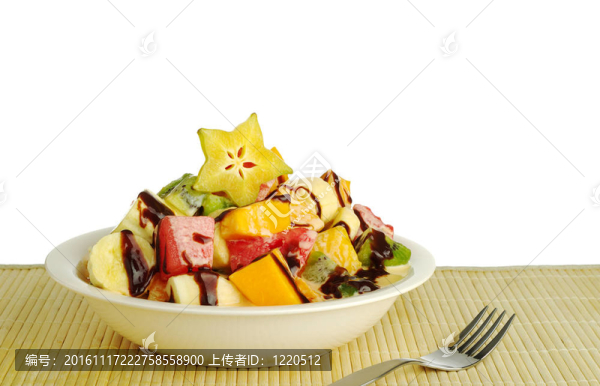 水果沙拉的熱帶水果與巧克力醬頂部