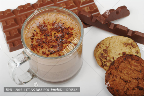 熱巧克力在玻璃與巧克力芯片餅干和巧克力棒（選擇性聚焦）