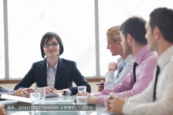 商務(wù)人士在會上