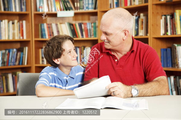 在圖書館里的輔導(dǎo)