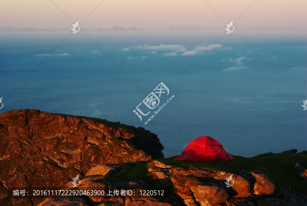 日落時分，俯瞰大海的羅弗敦群島挪威山頂紅帳篷