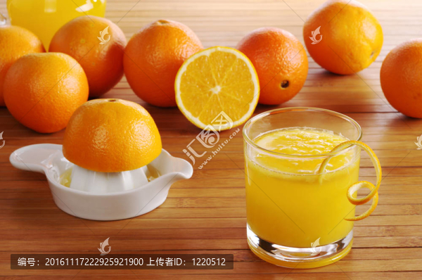 橙汁榨汁機(jī)和橘子木墊鮮橙汁（選擇重點(diǎn)）