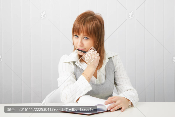 帶筆記本和筆的商務(wù)女孩