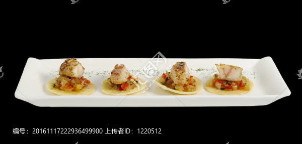 開(kāi)胃菜：在黑色背景上的白色矩形板在蔬菜和薯?xiàng)l金槍魚(yú)塊（隔離）