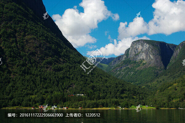 在naeroyfjord景觀；這是挪威最窄的峽灣，是世界遺產的一部分，自2005以來，聯合國教科文組
