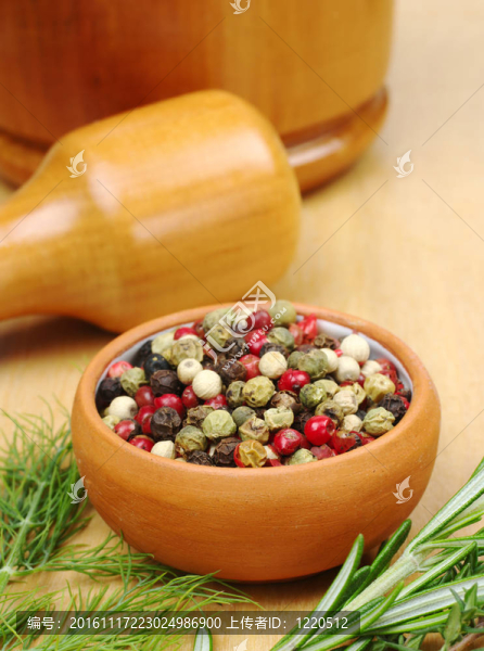 黑色；白色；在與其他草藥的陶瓷碗，綠色和紅色的胡椒粒（迷迭香；蒔蘿）在前景和背景中的研缽和杵（選擇性