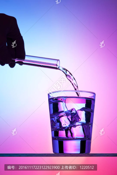 從試管里倒的雞尾酒