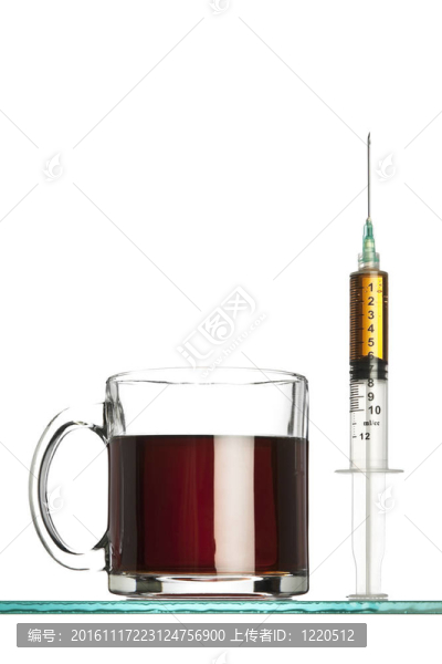 注射器和一杯咖啡