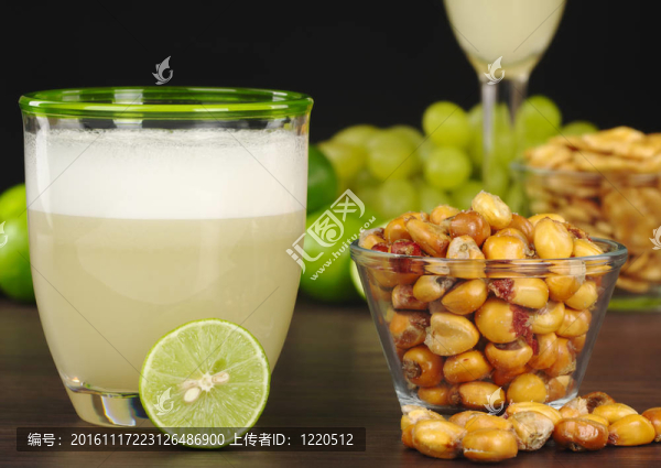 秘魯雞尾酒；皮斯科酸與秘魯小吃；烤玉米；叫斗雞和葡萄；石灰；皮斯科酸和哈巴斯（秘魯烤豆）的背景（選擇