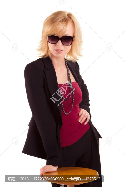 用太陽鏡冒充白人婦女