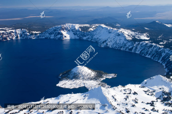 火山口湖的空中