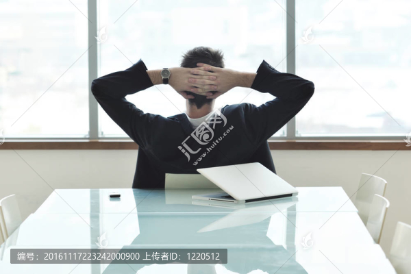 年輕的商人獨(dú)自在會議室