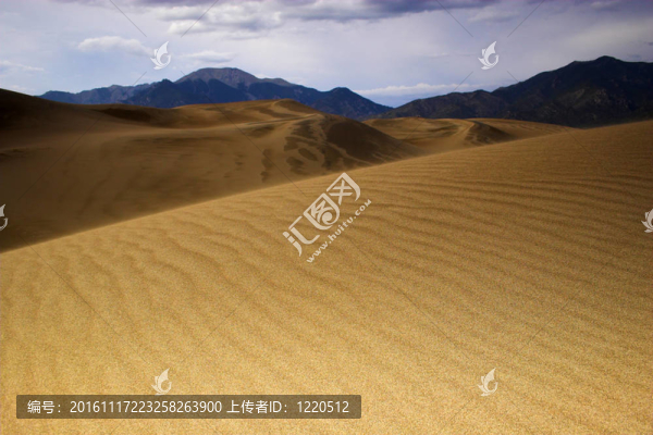 沙丘雷暴