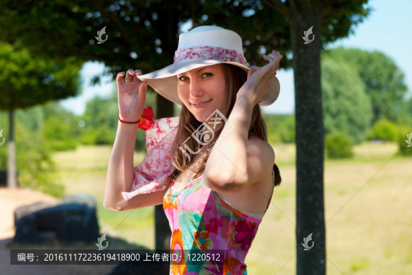夏日公園中一位美麗年輕女子的畫像。