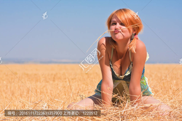 美麗的微笑的年輕女人
