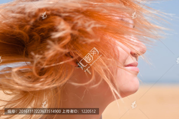 年輕的女孩揮舞著她的姜黃色的頭發(fā)