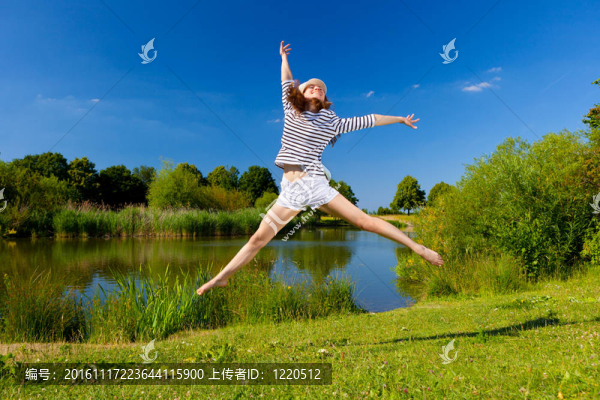 漂亮的年輕女人跳