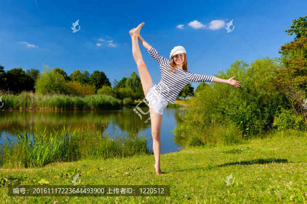 夏季戶外運動的年輕女子