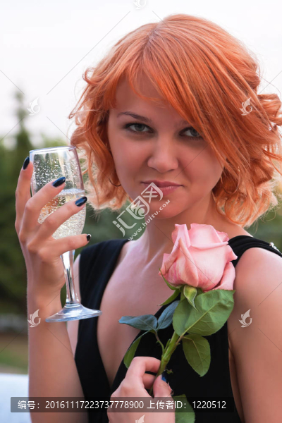 美麗的女人與粉紅色玫瑰喝香檳