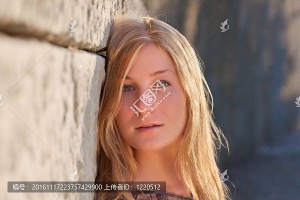 夕陽下的年輕女子