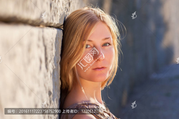 夕陽下的年輕女子