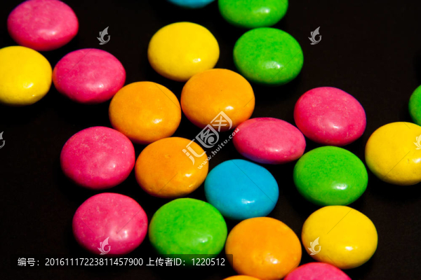 黑色背景上的彩色糖果