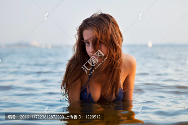 在水中擺姿勢的女孩