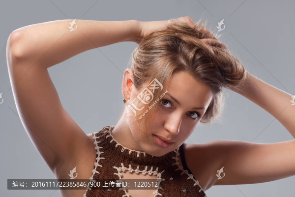 一個(gè)年輕的金發(fā)女郎的肖像