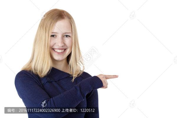 年輕漂亮的金發(fā)女人用手指展示廣告空間
