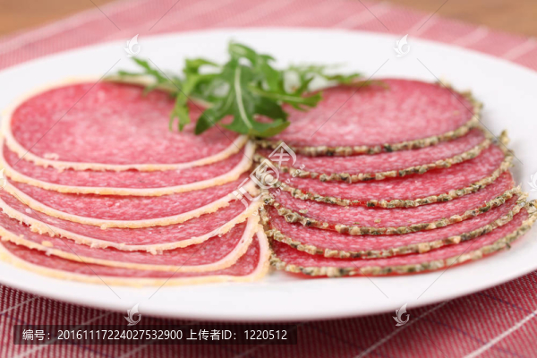 干酪和胡椒殼意大利臘腸