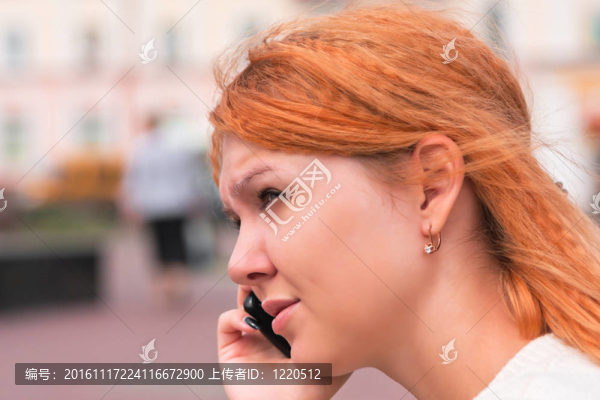 年輕漂亮的女人通過電話交談