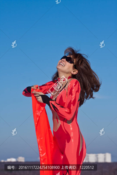 年輕漂亮的女人，帶著一條圍巾