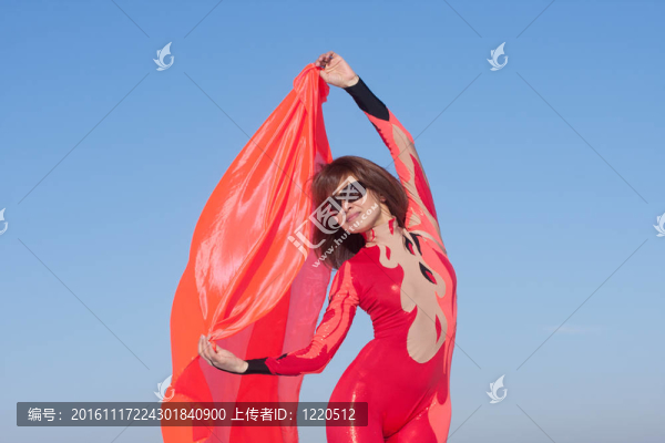 年輕漂亮的女人，帶著一條圍巾
