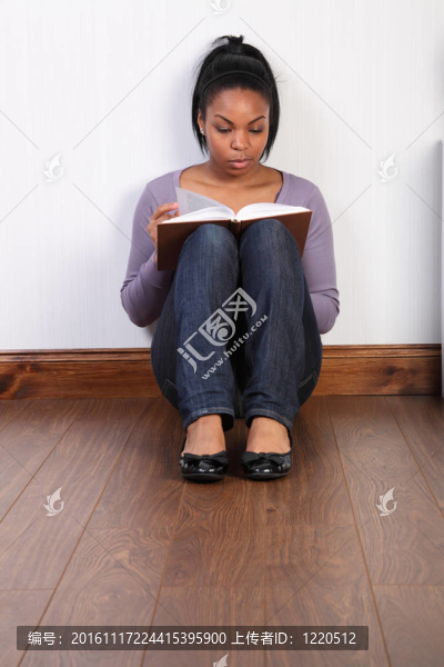 年輕的黑人女孩專心讀書(shū)