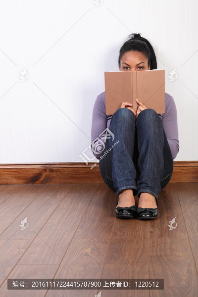 黑女孩坐在地板上看書